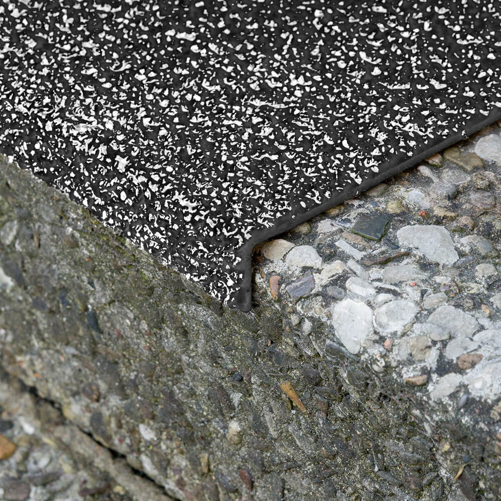 aarg-treppenkantenprofil-industair-r13-gfk-selbstkl-schw-60-x-23-x-3-cm-praxis-detail.jpg