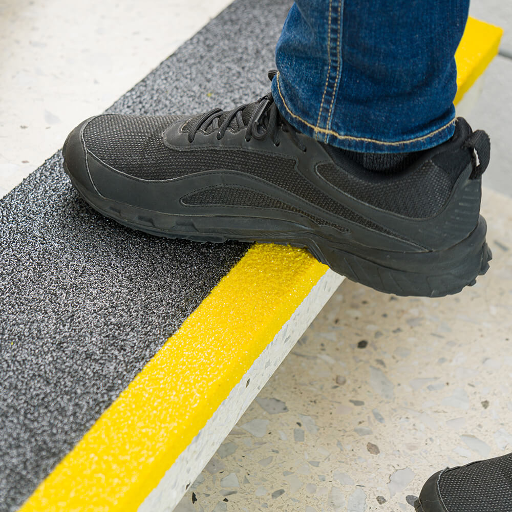 aauf-treppenkantenprofil-industair-xl-gs-r-13-gfk-60-x-23-x-3-cm-selbstklebend-praxis.jpg