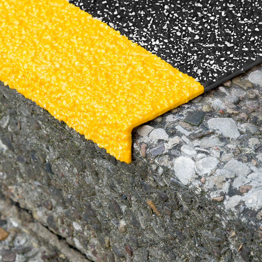 aauh-treppenkantenprofil-industair-xl-gelb-schw-60-x-23-x-3-cm-selbstkl-praxis-detail.jpg