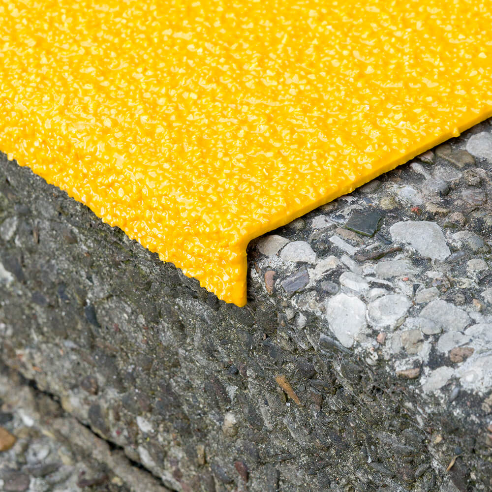 aate-treppenkantenprofil-industair-r13-gfk-selbstkl-gelb-80-x-23-x-3-cm-praxis-detail.jpg