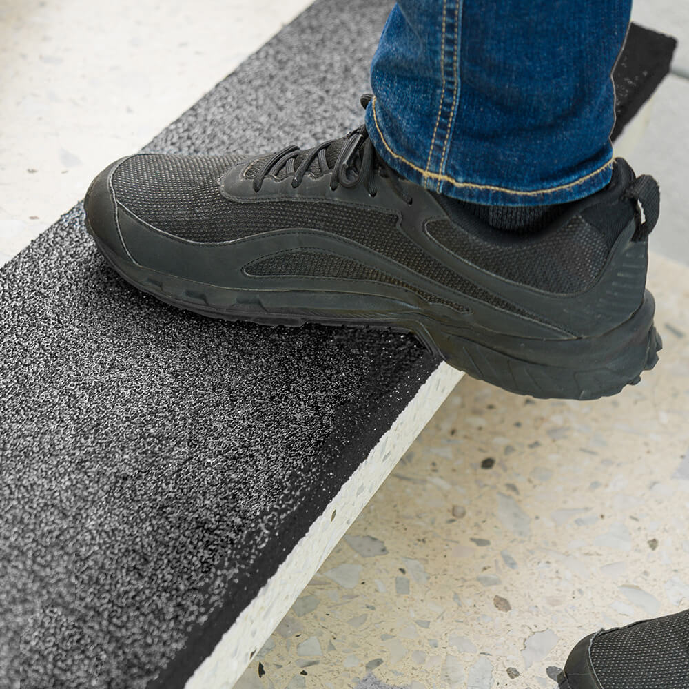 aare-treppenkantenprofil-industair-r13-gfk-selbstkl-schwarz-60-x-23-x-3-cm-praxis.jpg