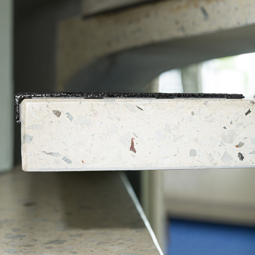 aard-treppenkantenprofil-industair-r13-gfk-selbstkl-schwarz-60-x-23-x-3-cm-praxis.jpg